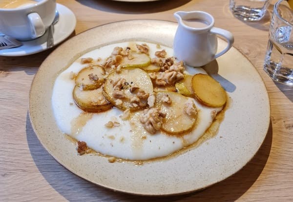 Krupicová kaša s hruškami